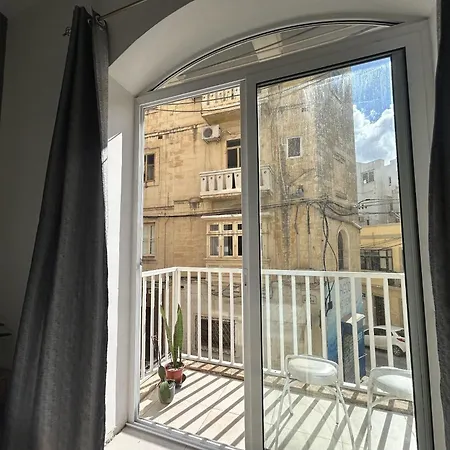 Airconditioned And Spacious Gazde/Camere de închiriat Sliema