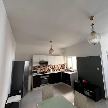 Airconditioned And Spacious Homestay